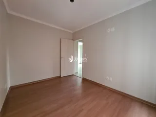 Foto de um cômodo interno com piso de madeira.