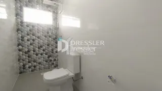 Foto de um banheiro interno com azulejos decorativos.
