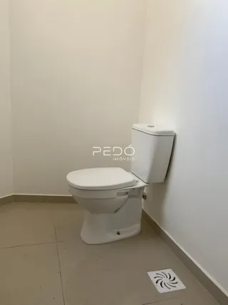 Foto de um vaso sanitário branco em um ambiente interno.