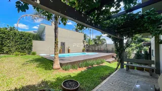 Vista externa de uma propriedade com piscina e jardim em Lajeado, Brasil.