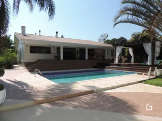 Vista da piscina e área externa de uma residência em Lajeado.