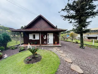 Fachada de uma casa em Lajeado, Brasil, com jardim e caminho de cascalho.