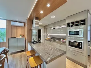 Vista da cozinha moderna com armários e bancada em madeira.