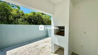 Foto da varanda mostrando a vista para a vegetação densa.