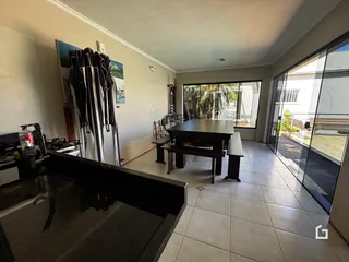 Ambiente interno de uma sala de estar com vista para o exterior em Lajeado.