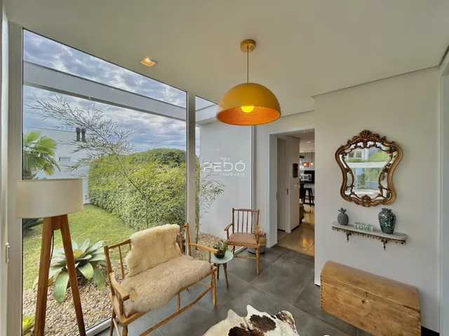Sala de estar com vista para o jardim externo.