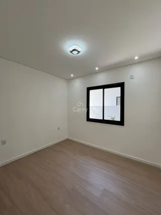 Ambiente interno com piso de madeira e janela em um imóvel.