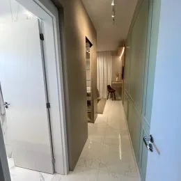 Vista de um corredor interno de um imóvel em Lajeado, Brasil.