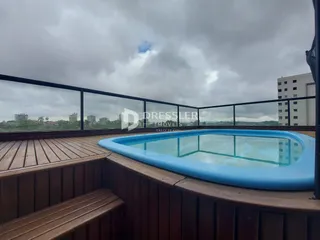 Vista de uma piscina em um terraço com vista para a paisagem urbana.
