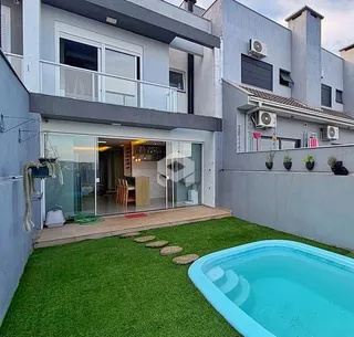 Fachada de uma residência em Lajeado, Brasil, mostrando a área externa e a piscina.