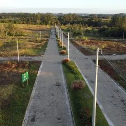 Vista de um caminho pavimentado ao ar livre com grama nas laterais.