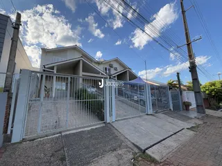 Vista da fachada de uma residência em Lajeado, Brasil, com portão de metal.