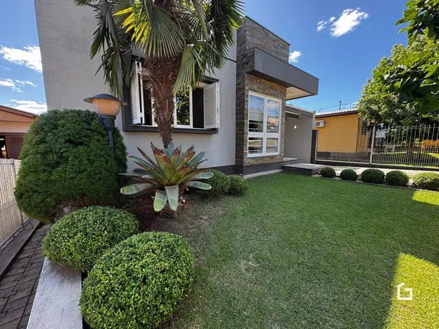 Fachada de uma residência em Lajeado, Brasil, com jardim frontal.