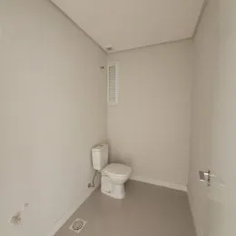 Foto de uma parede interna branca em um imóvel.