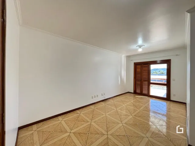 Sala de estar com piso de cerâmica clara.