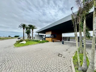 Vista externa de uma propriedade em Lajeado, Brasil, com paisagismo e área pavimentada.
