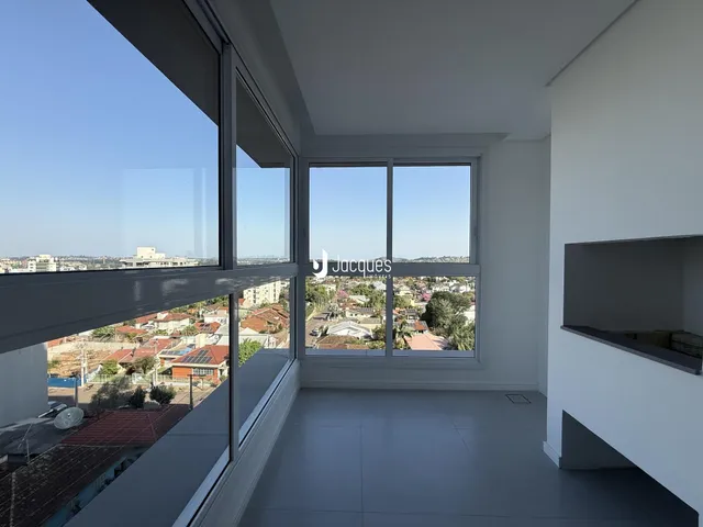 Vista da sala com grandes janelas que oferecem uma paisagem urbana.