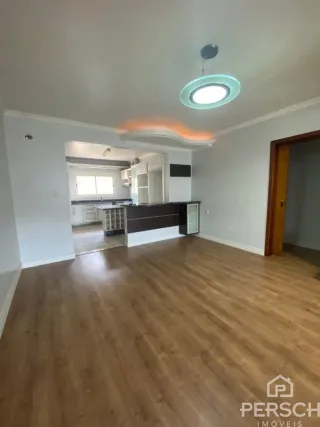 Foto de um ambiente interno com piso de madeira clara e teto branco.
