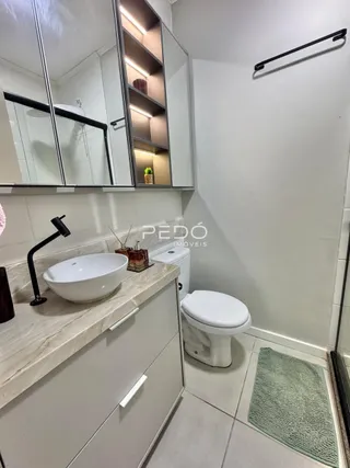 Foto de um banheiro com bancada e vaso sanitário em um imóvel.