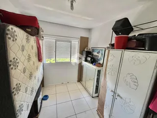 Quarto com janela e armário branco na Lajeado.