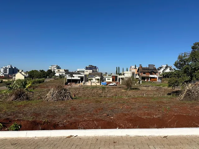 Vista externa de uma área com vegetação seca e edifícios ao fundo em Lajeado.