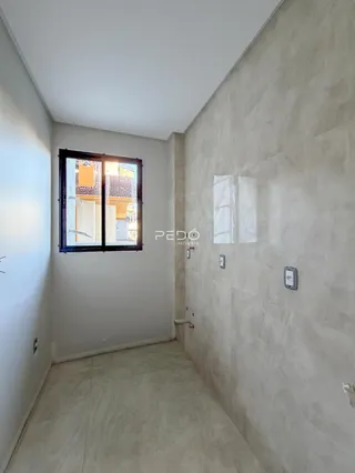 Hall de uma residência com paredes brancas e piso claro.