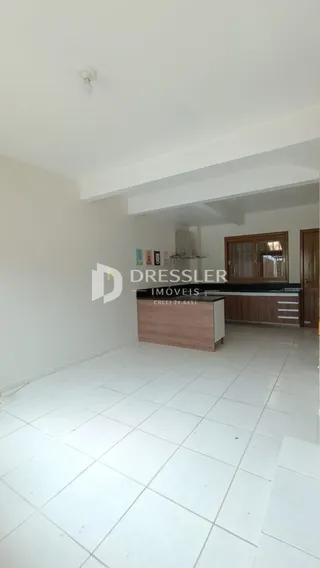 Ambiente interno com piso de cerâmica branca.