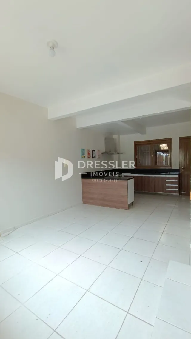 Ambiente interno com piso de cerâmica branca.