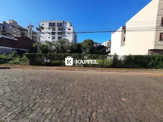 Vista externa de um imóvel com paisagismo e área pavimentada.