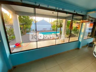 Vista externa de uma área com grandes janelas de vidro em um imóvel em Lajeado.