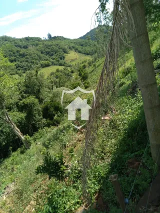 Paisagem montanhosa de Lajeado, Brasil, com vegetação densa.