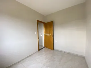 Parede interna com porta de madeira em um ambiente claro.
