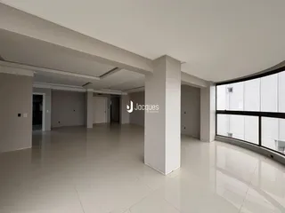 Espaço interno amplo com paredes brancas e piso claro.