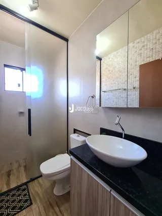 Foto de um banheiro interno com vaso sanitário e pia.