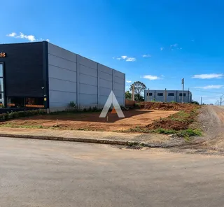 Fachada de um prédio comercial moderno em Lajeado, Brasil.