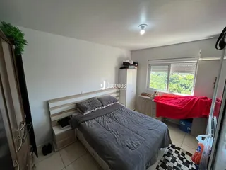 Quarto com cama e janela em um imóvel no Brasil.