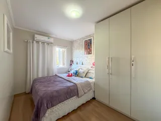 Quarto com cama e armários em um imóvel no Brasil.