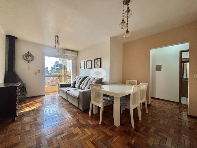 Sala de estar com piso de madeira e vista para o exterior.