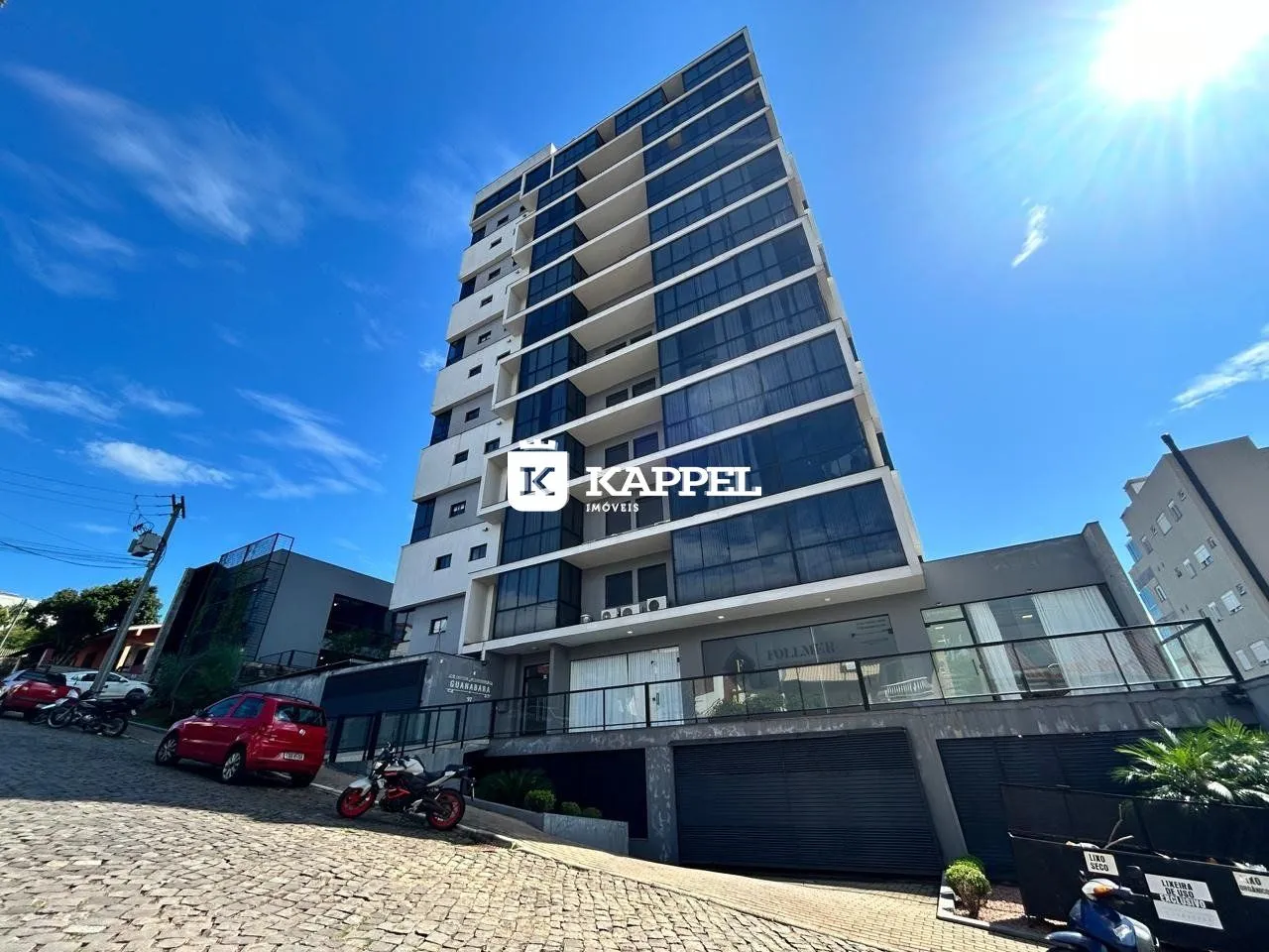 Fachada de um prédio residencial alto em Lajeado, Brasil, com vários andares e varandas.