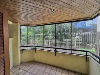 Vista de uma varanda com piso de cerâmica e teto de madeira.