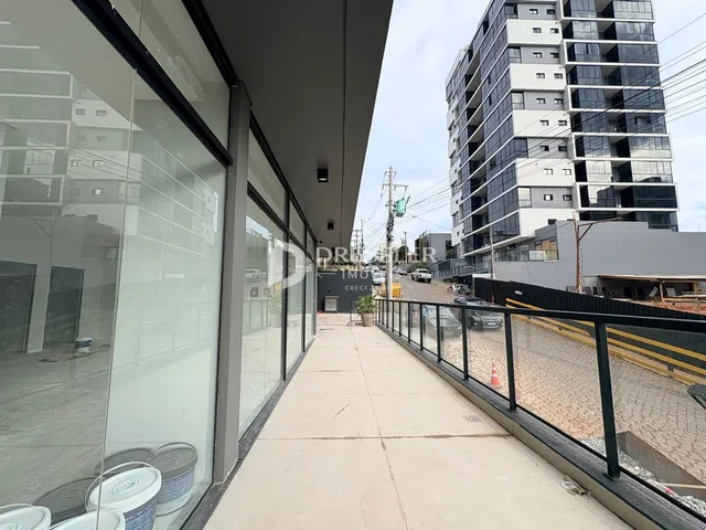 Vista da fachada de um prédio moderno em Lajeado, Brasil.