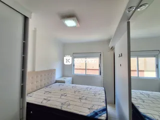 Foto de um quarto com cama de casal e janela em um imóvel.