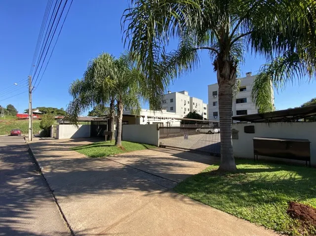 Vista externa de uma propriedade com árvores e cerca em Lajeado.