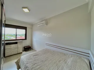 Quarto com janela e cama em um imóvel.