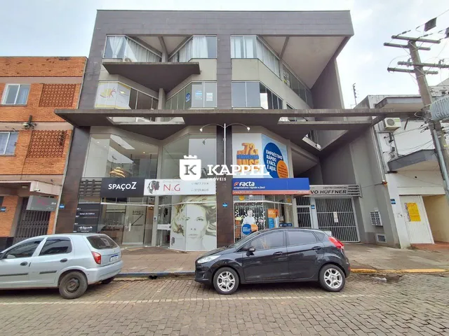 Fachada moderna de um edifício comercial em Lajeado, Brasil.