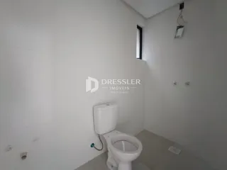 Foto de um banheiro interno em uma residência.