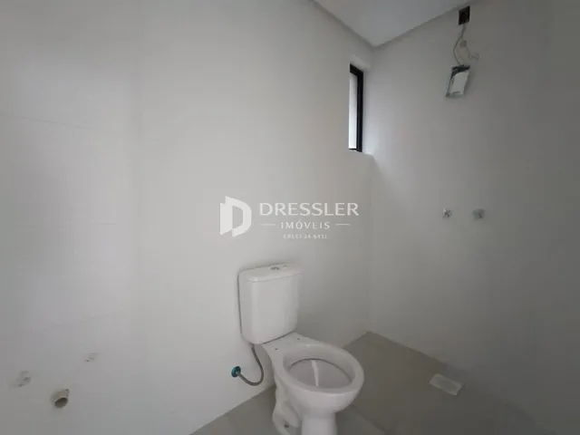 Foto de um banheiro interno em uma residência.