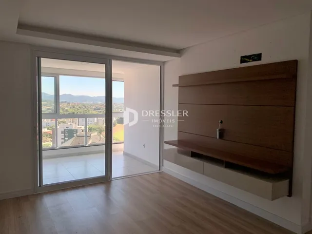 Sala de estar com portas de vidro que oferecem uma vista para a paisagem externa.