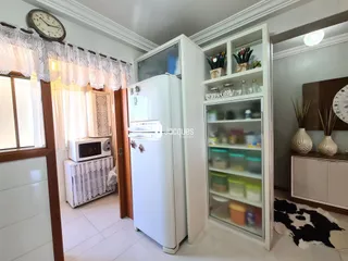 Ambiente interno com paredes brancas e piso claro.