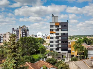Foto aérea de um edifício residencial em Lajeado, Brasil, com vegetação ao redor.